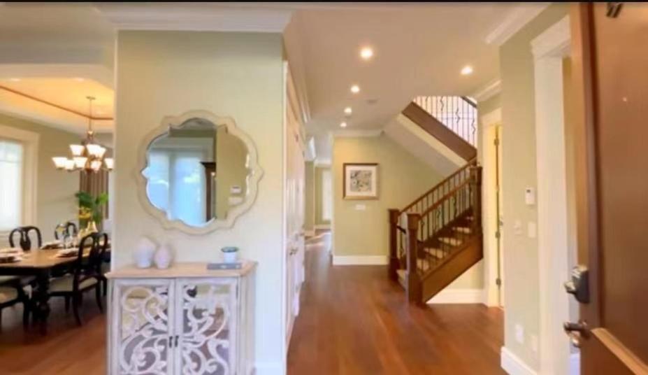 Spacious Cozy House In Vancouver West Экстерьер фото