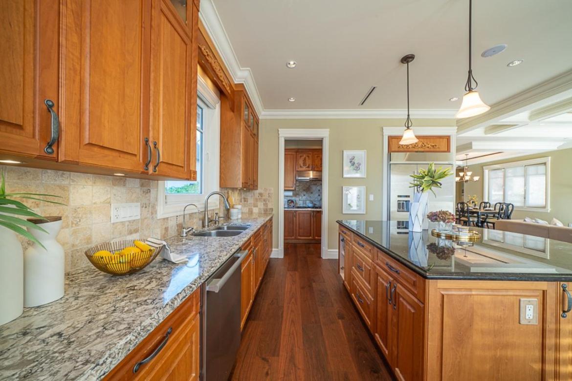 Spacious Cozy House In Vancouver West Экстерьер фото